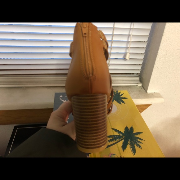 Chestnut heels - Picture 4 of 5